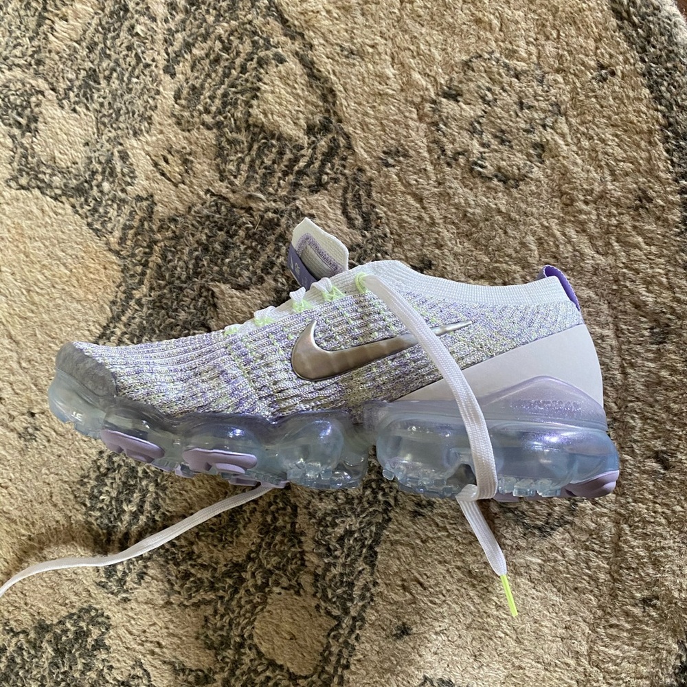 one vapor max shoe